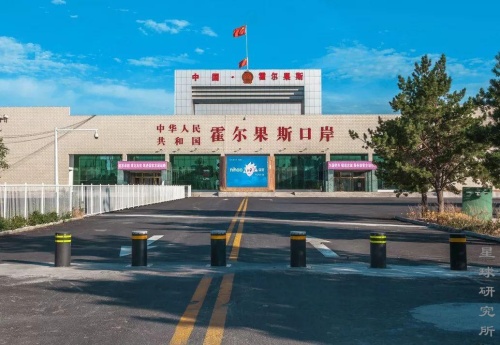 Navigating the Process: How Chinese Auto Traders Source Toyota Camry Vehicles at Horgos Port, Xinjiang