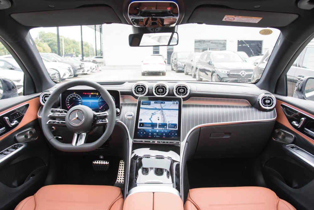 เมอร์เซเดส-เบนซ์ GLC 300 L Interior