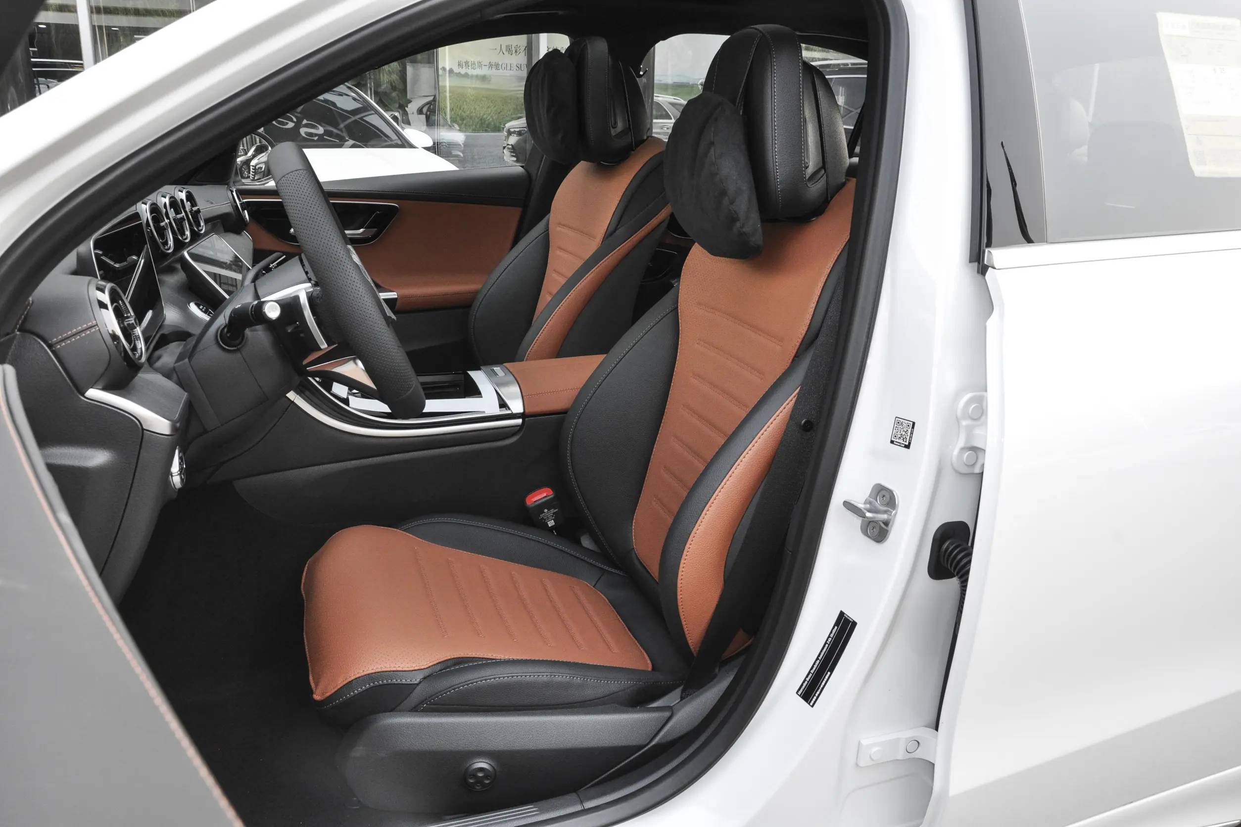 Mercedes-Benz C200 L Interior